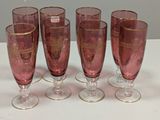 Quatre verres à vin sont alignés sur une table blanche