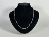 gros plan d'un collier sur un mannequin sur fond blanc