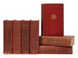 plusieurs vieux livres sont empilés sur une surface blanche