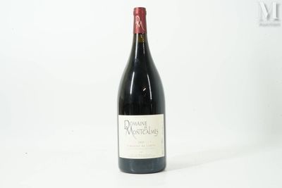 une bouteille de vin posée sur une table
