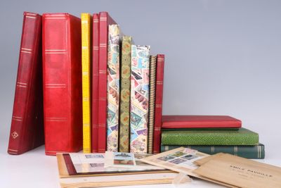 Ensemble de 14 albums de timbres poste oblitérés.