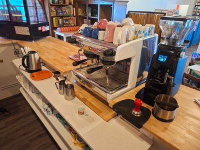 une machine à café posée sur le comptoir d'un café