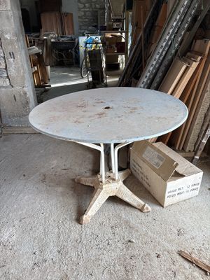 TABLE DE JARDIN en métal laqué blanc.