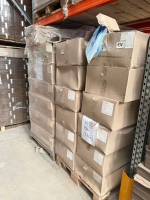 une grande pile de cartons sur une palette dans un entrepôt