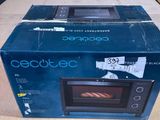 une boîte de micro-ondes ouverte posée sur une table