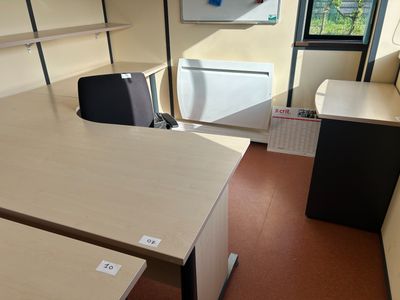 deux bureaux face à face avec retour et caissons à roulettes…