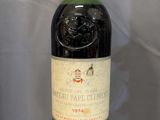 une bouteille de vin posée sur une table