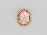 une broche-cameo rose et blanche ornée de perles et de perles