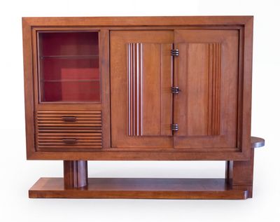 une armoire en bois avec une porte vitrée et une étagère