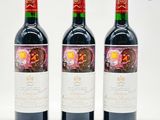 trois bouteilles de vin posées l'une à côté de l'autre sur une table