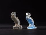 deux figurines posées sur une surface noire