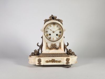 Pendule borne en albâtre et bronze doré. (Accidents et manques). Style