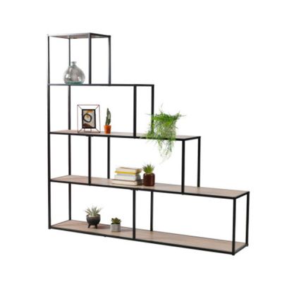 une étagère en métal noir avec des tablettes et des plantes posées dessus