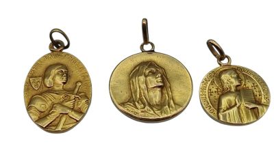 trois médailles d'or représentant la Vierge à l'Enfant Jésus