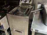 une photo d'une cuisine professionnelle équipée d'une friteuse et d'un évier