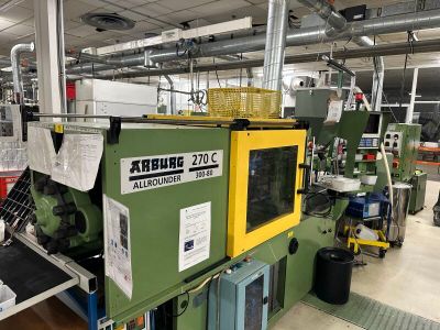 une machine qui se trouve à l'intérieur d'un bâtiment