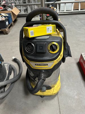 un aspirateur posé sur le sol de la pièce