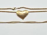 deux bracelets en or en forme de cœur et un bracelet en or à maillons