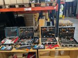 de nombreux outils posés sur une table dans un entrepôt