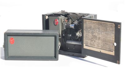 deux vieilles radios qui sont posées l'une à côté de l'autre