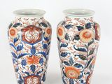 deux vases posés côte à côte sur une surface blanche
