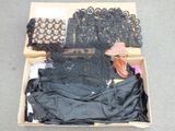 une boîte contenant des vêtements et une paire de chaussures