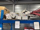 une multitude de cartons empilés sur une étagère dans un entrepôt
