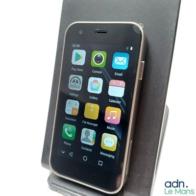 un téléphone portable posé sur un support