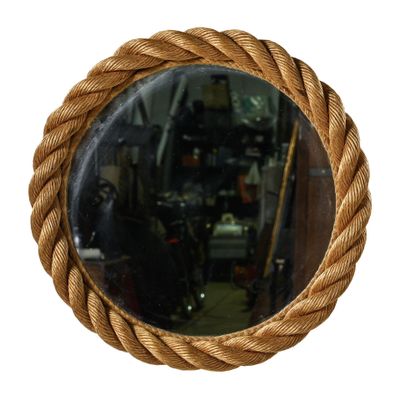 un miroir accroché au mur, entouré d'une corde