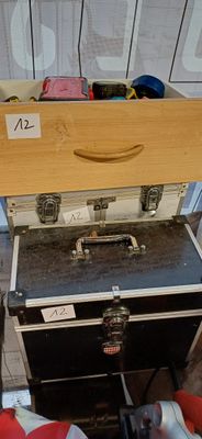 une valise posée sur une table