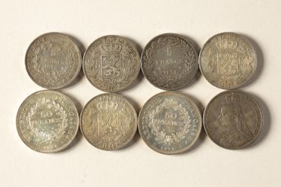six pièces de monnaie britanniques différentes sont disposées en ligne sur une surface blanche