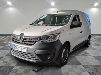 la photo d'une camionnette blanche garée dans une pièce