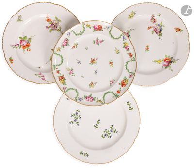 quatre assiettes ornées de motifs floraux sont empilées les unes sur les autres