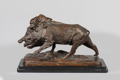 sculpture en bronze représentant un sanglier, posée sur un socle en marbre