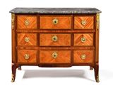 une commode surmontée d'un plateau en marbre