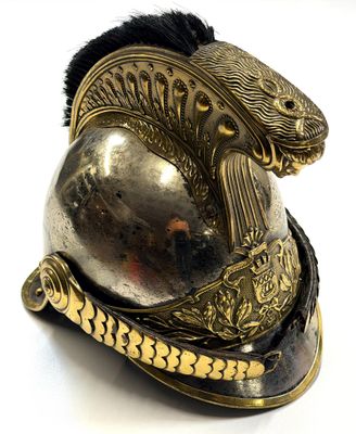 un casque doré orné d'un poisson sur un fond blanc