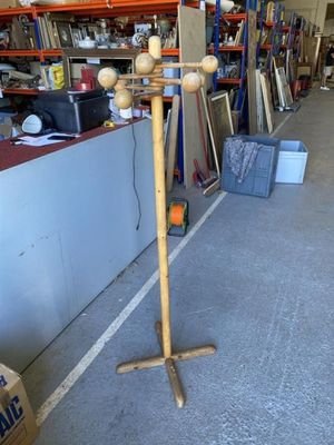 une photo d'un lampadaire en bois dans un magasin