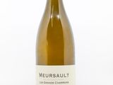 la bouteille de vin est posée sur une surface blanche