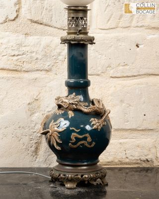 une lampe posée sur une table près d'un mur de briques