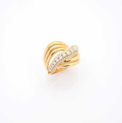 une bague en or jaune avec des diamants sur fond blanc
