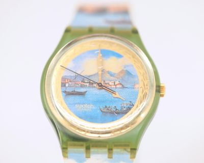 une montre verte sur laquelle est représenté un bateau