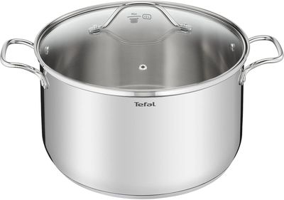 une casserole en acier inoxydable avec un couvercle, sur fond blanc