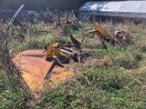 un tracteur qui est garé dans l'herbe près d'un bâtiment