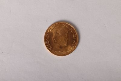 une image d'une pièce d'or sur une surface blanche