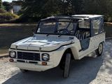 une jeep blanche garée sur le bord de la route