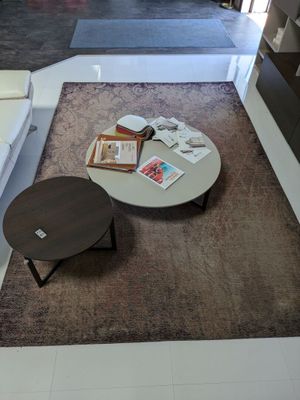 un salon avec un canapé, une table basse et une bibliothèque