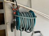un tuyau raccordé à un chariot dans un garage