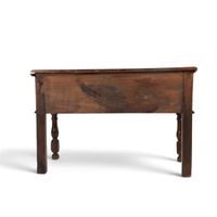 Console en chêne mouluré et sculpté, ouvre à deux tiroirs en… (photo 3)