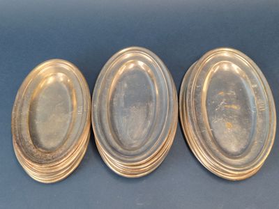 trois plateaux ovales en métal argenté sur fond bleu