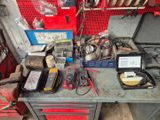 un établi avec de nombreux outils dans un garage